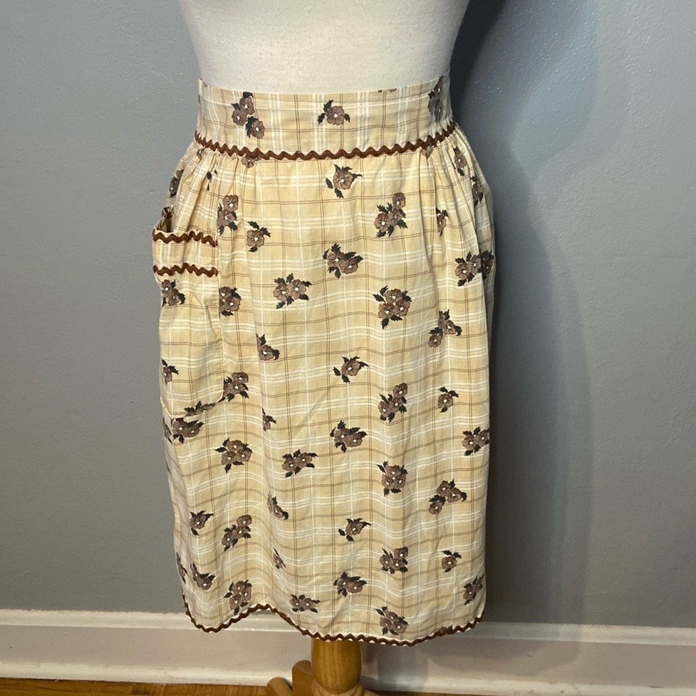 Vintage Floral Apron Zig Zag Trim Tan One Size